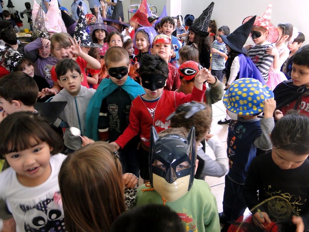 Crianças E Pais No Halloween Gostosuras Ou Travessuras. Família Em Trajes  De Halloween Com Sacos De Doces Andando Na Rua Decorada Doces Ou  Travessuras. Bebê E Pré-escola Comemorando O Carnaval. Fantasia De